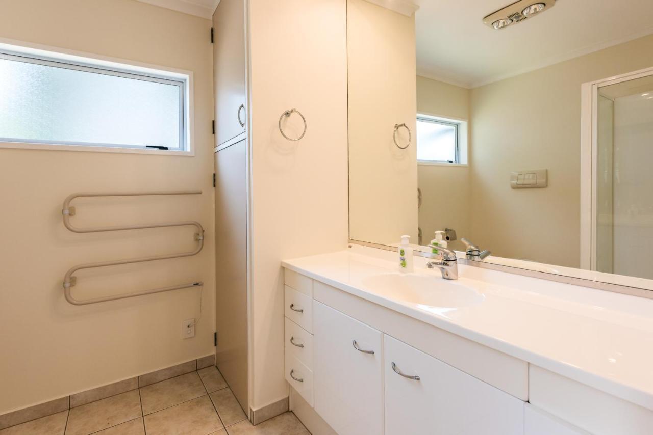 Number Six - Oneroa Holiday Home Экстерьер фото